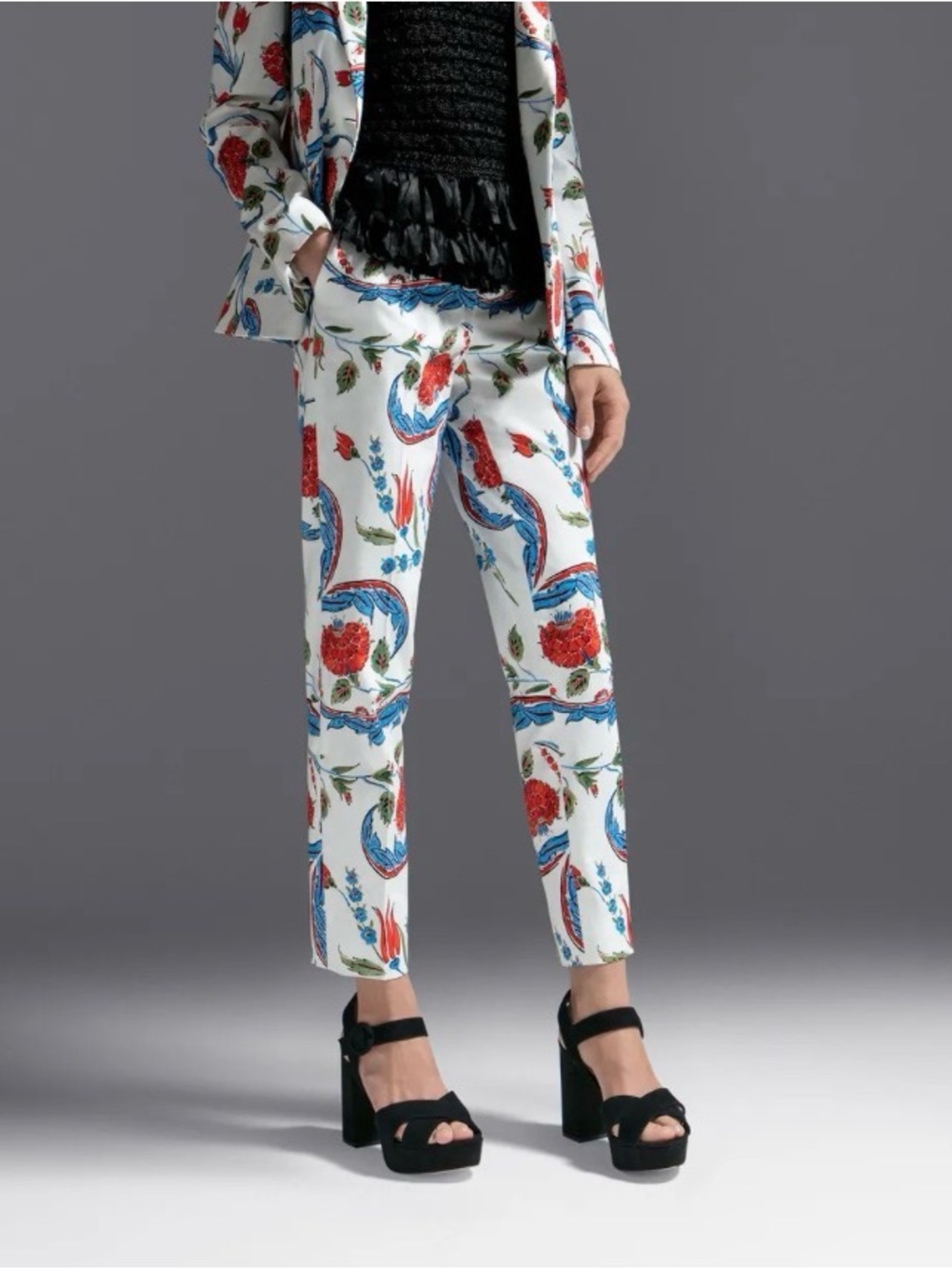 Escada White Cropped Floral Print Pants with Red & Blue Motif size 36